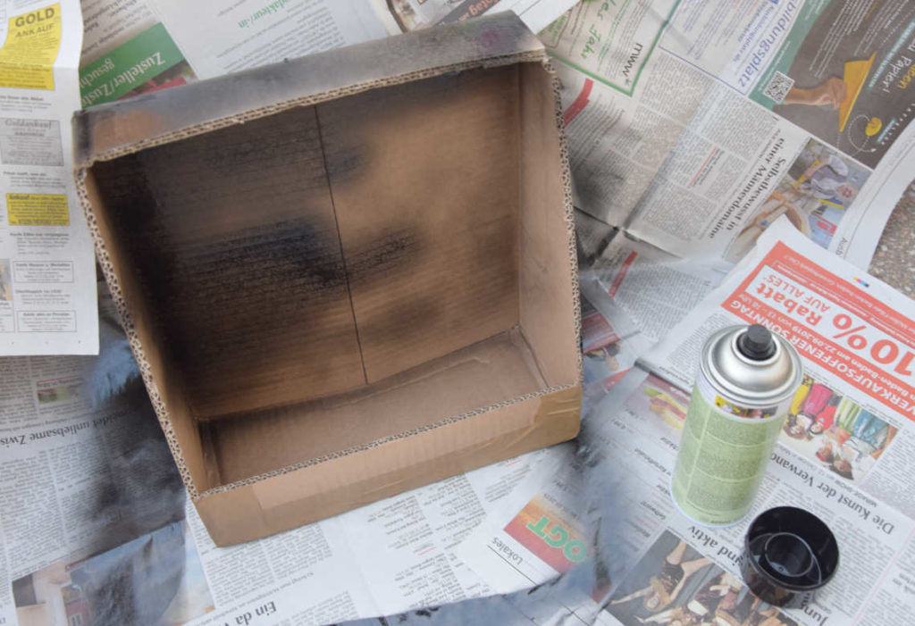 DIY Kinogutschein Karton mit Sprühfarbe einfärben