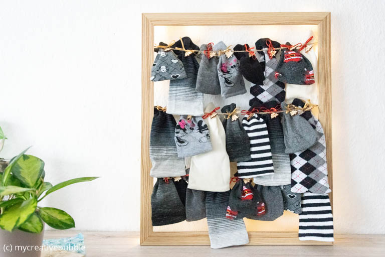 DIY Adventskalender im Bilderrahmen mit Socken Säckchen